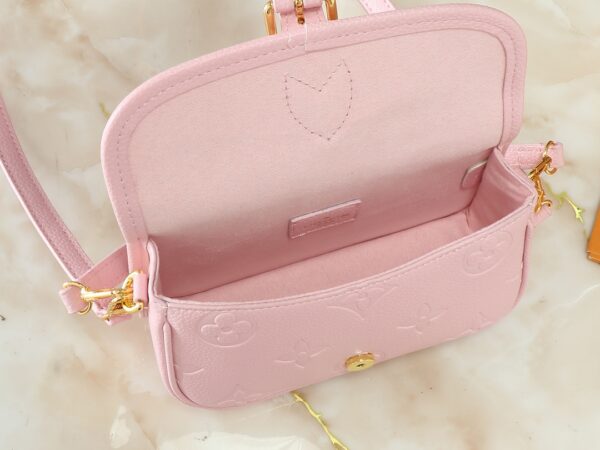 i1728408431_9381_3.jpg 💰升级原版 M83621 M83300 M83566 M45985 本款 Nano Diane 手袋出自 LV By the Pool 夏日系列,将 Diane 手袋浓缩为袖珍版本。涂层帆布呈现缤纷 Monogram Tiles 图案,洋溢浪漫地中海风情。扣带开启圆润翻盖,皮革饰边增添典雅气息。尺寸:19.0 x 10.5 x 6.0 厘米 (长 x 高 x 宽)