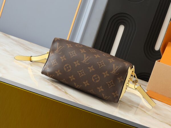 i1730138958_8933_6.jpg 💰升级原版 M11303 M11672 Bloom Pouch 手袋拼接经典 Monogram 帆布和侧面的淡雅皮革,以温婉设计演绎 Monogram 花卉的灵感启发。玲珑构型可收纳短款钱夹、手机、钥匙和口红等日常所需,可拆卸链条实现多种背携方式。尺寸:22.5 x 13.0 x 13.0 厘米 (长 x 高 x 宽)