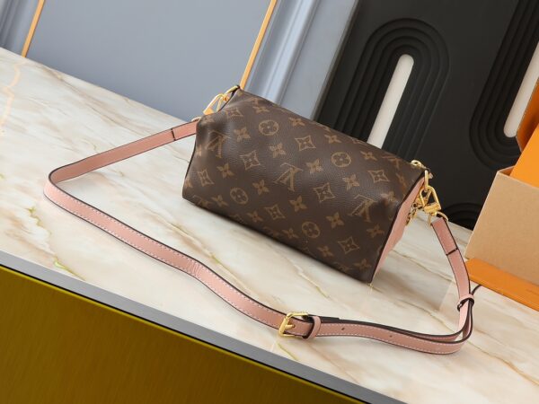 💰升级原版 M11303 M11672 Bloom Pouch 手袋拼接经典 Monogram 帆布和侧面的淡雅皮革，以温婉设计演绎 Monogram 花卉的灵感启发。玲珑构型可收纳短款钱夹、手机、钥匙和口红等日常所需，可拆卸链条实现多种背携方式。尺寸:22.5 x 13.0 x 13.0 厘米 (长 x 高 x 宽)