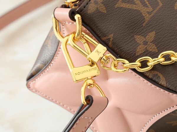 💰升级原版 M11303 M11672 Bloom Pouch 手袋拼接经典 Monogram 帆布和侧面的淡雅皮革，以温婉设计演绎 Monogram 花卉的灵感启发。玲珑构型可收纳短款钱夹、手机、钥匙和口红等日常所需，可拆卸链条实现多种背携方式。尺寸:22.5 x 13.0 x 13.0 厘米 (长 x 高 x 宽)