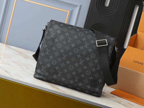 💰升级原版 M44001 M44000 本款District中号手提包的大容量、多袋设计使其可放置 A4 大小文件、iPad 及其他物品，是都市男士的理想之选。 华丽的 Damier Ebène 帆布更令其锦上添花。可调节肩带—前隔层—后拉链隔层—4个扁平内袋，带两个笔槽—ipad内袋—棉质帆布内衬！！型號:Ｍ44001；尺寸:31x27x8CM