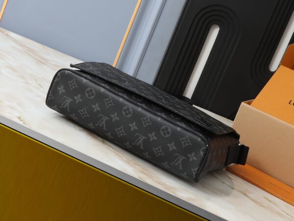 💰升级原版 M44001 M44000 本款District中号手提包的大容量、多袋设计使其可放置 A4 大小文件、iPad 及其他物品，是都市男士的理想之选。 华丽的 Damier Ebène 帆布更令其锦上添花。可调节肩带—前隔层—后拉链隔层—4个扁平内袋，带两个笔槽—ipad内袋—棉质帆布内衬！！型號:Ｍ44001；尺寸:31x27x8CM