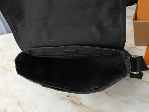 💰升级原版 M44001 M44000 本款District中号手提包的大容量、多袋设计使其可放置 A4 大小文件、iPad 及其他物品，是都市男士的理想之选。 华丽的 Damier Ebène 帆布更令其锦上添花。可调节肩带—前隔层—后拉链隔层—4个扁平内袋，带两个笔槽—ipad内袋—棉质帆布内衬！！型號:Ｍ44001；尺寸:31x27x8CM