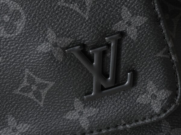 💰升级原版 M44001 M44000 本款District中号手提包的大容量、多袋设计使其可放置 A4 大小文件、iPad 及其他物品，是都市男士的理想之选。 华丽的 Damier Ebène 帆布更令其锦上添花。可调节肩带—前隔层—后拉链隔层—4个扁平内袋，带两个笔槽—ipad内袋—棉质帆布内衬！！型號:Ｍ44001；尺寸:31x27x8CM