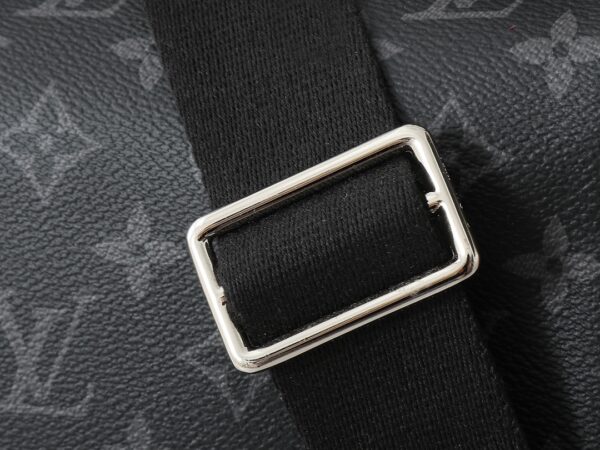 💰升级原版 M44001 M44000 本款District中号手提包的大容量、多袋设计使其可放置 A4 大小文件、iPad 及其他物品，是都市男士的理想之选。 华丽的 Damier Ebène 帆布更令其锦上添花。可调节肩带—前隔层—后拉链隔层—4个扁平内袋，带两个笔槽—ipad内袋—棉质帆布内衬！！型號:Ｍ44001；尺寸:31x27x8CM