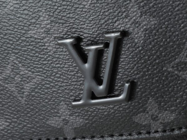 💰升级原版 M44000 M44001 本款DISTRICT 手袋 时尚易衬的信差袋，这款尤其新District 小号手袋是日常的理想袋款，优雅、轻巧，内部空间宽敞，既实用又典雅。尺寸25.0x 22.0x 8.0 cm