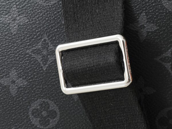 💰升级原版 M44000 M44001 本款DISTRICT 手袋 时尚易衬的信差袋，这款尤其新District 小号手袋是日常的理想袋款，优雅、轻巧，内部空间宽敞，既实用又典雅。尺寸25.0x 22.0x 8.0 cm