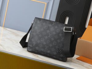 💰升级原版 M44000 M44001 本款DISTRICT 手袋 时尚易衬的信差袋，这款尤其新District 小号手袋是日常的理想袋款，优雅、轻巧，内部空间宽敞，既实用又典雅。尺寸25.0x 22.0x 8.0 cm