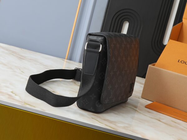 💰升级原版 M44000 M44001 本款DISTRICT 手袋 时尚易衬的信差袋，这款尤其新District 小号手袋是日常的理想袋款，优雅、轻巧，内部空间宽敞，既实用又典雅。尺寸25.0x 22.0x 8.0 cm