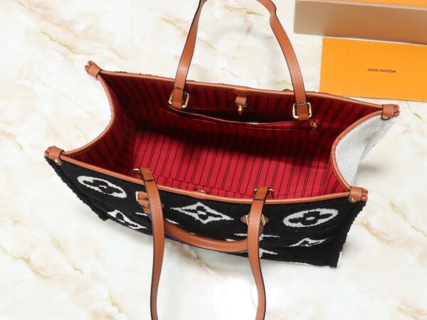 💰升级原版 M44571 M45039 M45321 本款Onthego 中号手袋将经典 Monogram 帆布与 Monogram Reverse 帆布分饰两侧，迥异风尚随心呈现。Toron 双手柄与肩带实现多种背携方式。尺寸：41.0 x 34.0 x 19.0 cm (长 x 高 x 宽)