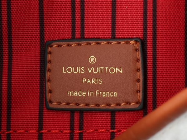 💰升级原版 M44571 M45039 M45321 本款Onthego 中号手袋将经典 Monogram 帆布与 Monogram Reverse 帆布分饰两侧，迥异风尚随心呈现。Toron 双手柄与肩带实现多种背携方式。尺寸：41.0 x 34.0 x 19.0 cm (长 x 高 x 宽)