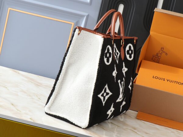 💰升级原版 M44571 M45039 M45321 本款Onthego 中号手袋将经典 Monogram 帆布与 Monogram Reverse 帆布分饰两侧，迥异风尚随心呈现。Toron 双手柄与肩带实现多种背携方式。尺寸：41.0 x 34.0 x 19.0 cm (长 x 高 x 宽)