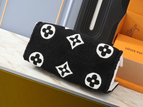 💰升级原版 M44571 M45039 M45321 本款Onthego 中号手袋将经典 Monogram 帆布与 Monogram Reverse 帆布分饰两侧，迥异风尚随心呈现。Toron 双手柄与肩带实现多种背携方式。尺寸：41.0 x 34.0 x 19.0 cm (长 x 高 x 宽)