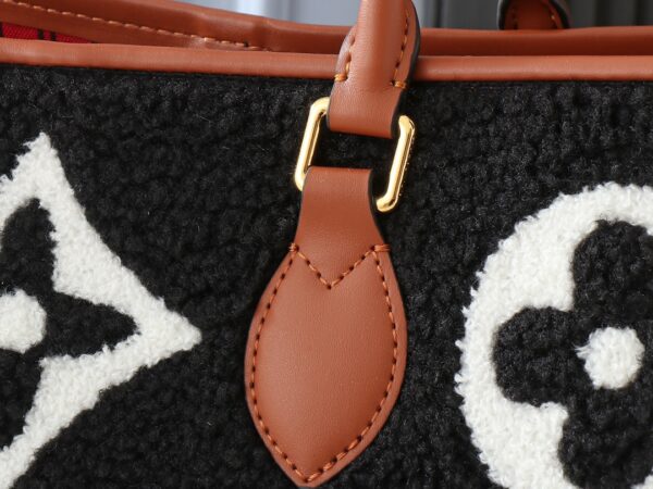 💰升级原版 M44571 M45039 M45321 本款Onthego 中号手袋将经典 Monogram 帆布与 Monogram Reverse 帆布分饰两侧，迥异风尚随心呈现。Toron 双手柄与肩带实现多种背携方式。尺寸：41.0 x 34.0 x 19.0 cm (长 x 高 x 宽)