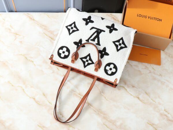 💰升级原版 M44571 M45039 M45321 本款Onthego 中号手袋将经典 Monogram 帆布与 Monogram Reverse 帆布分饰两侧，迥异风尚随心呈现。Toron 双手柄与肩带实现多种背携方式。尺寸：41.0 x 34.0 x 19.0 cm (长 x 高 x 宽)