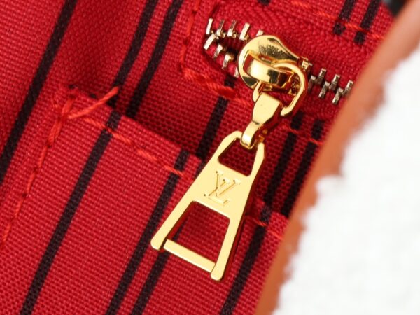 💰升级原版 M44571 M45039 M45321 本款Onthego 中号手袋将经典 Monogram 帆布与 Monogram Reverse 帆布分饰两侧，迥异风尚随心呈现。Toron 双手柄与肩带实现多种背携方式。尺寸：41.0 x 34.0 x 19.0 cm (长 x 高 x 宽)