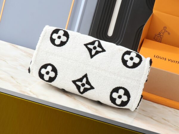 💰升级原版 M44571 M45039 M45321 本款Onthego 中号手袋将经典 Monogram 帆布与 Monogram Reverse 帆布分饰两侧，迥异风尚随心呈现。Toron 双手柄与肩带实现多种背携方式。尺寸：41.0 x 34.0 x 19.0 cm (长 x 高 x 宽)