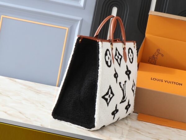 💰升级原版 M44571 M45039 M45321 本款Onthego 中号手袋将经典 Monogram 帆布与 Monogram Reverse 帆布分饰两侧，迥异风尚随心呈现。Toron 双手柄与肩带实现多种背携方式。尺寸：41.0 x 34.0 x 19.0 cm (长 x 高 x 宽)