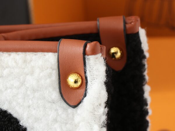 💰升级原版 M44571 M45039 M45321 本款Onthego 中号手袋将经典 Monogram 帆布与 Monogram Reverse 帆布分饰两侧，迥异风尚随心呈现。Toron 双手柄与肩带实现多种背携方式。尺寸：41.0 x 34.0 x 19.0 cm (长 x 高 x 宽)