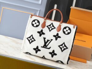 💰升级原版 M44571 M45039 M45321 本款Onthego 中号手袋将经典 Monogram 帆布与 Monogram Reverse 帆布分饰两侧，迥异风尚随心呈现。Toron 双手柄与肩带实现多种背携方式。尺寸：41.0 x 34.0 x 19.0 cm (长 x 高 x 宽)