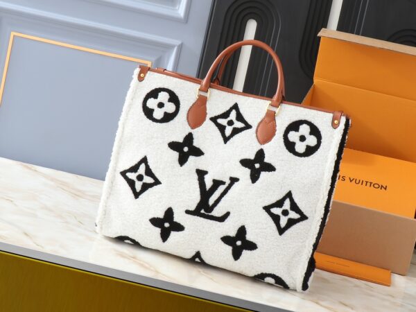 💰升级原版 M44571 M45039 M45321 本款Onthego 中号手袋将经典 Monogram 帆布与 Monogram Reverse 帆布分饰两侧，迥异风尚随心呈现。Toron 双手柄与肩带实现多种背携方式。尺寸：41.0 x 34.0 x 19.0 cm (长 x 高 x 宽)