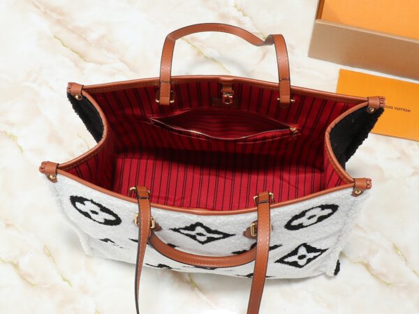 💰升级原版 M44571 M45039 M45321 本款Onthego 中号手袋将经典 Monogram 帆布与 Monogram Reverse 帆布分饰两侧，迥异风尚随心呈现。Toron 双手柄与肩带实现多种背携方式。尺寸：41.0 x 34.0 x 19.0 cm (长 x 高 x 宽)