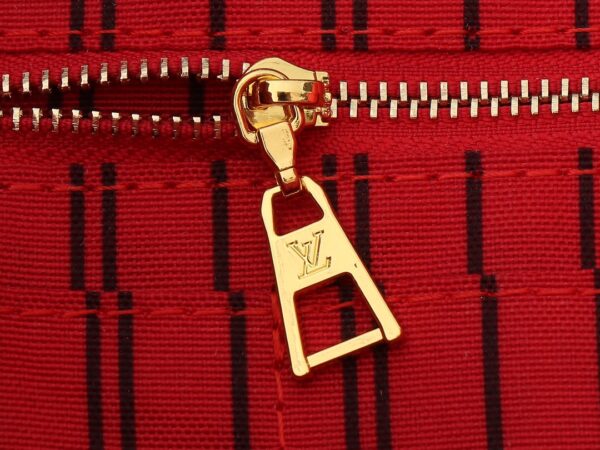 💰升级原版 M44571 M45039 M45321 本款Onthego 中号手袋将经典 Monogram 帆布与 Monogram Reverse 帆布分饰两侧，迥异风尚随心呈现。Toron 双手柄与肩带实现多种背携方式。尺寸：41.0 x 34.0 x 19.0 cm (长 x 高 x 宽)