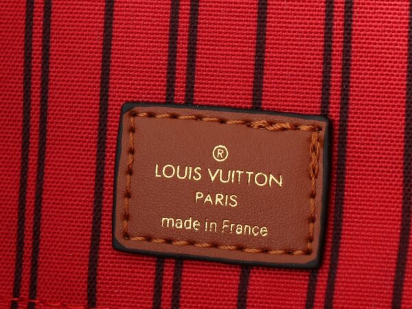 💰升级原版 M44571 M45039 M45321 本款Onthego 中号手袋将经典 Monogram 帆布与 Monogram Reverse 帆布分饰两侧，迥异风尚随心呈现。Toron 双手柄与肩带实现多种背携方式。尺寸：41.0 x 34.0 x 19.0 cm (长 x 高 x 宽)