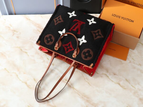 💰升级原版 M44571 M45039 M45321 本款Onthego 中号手袋将经典 Monogram 帆布与 Monogram Reverse 帆布分饰两侧，迥异风尚随心呈现。Toron 双手柄与肩带实现多种背携方式。尺寸：41.0 x 34.0 x 19.0 cm (长 x 高 x 宽)