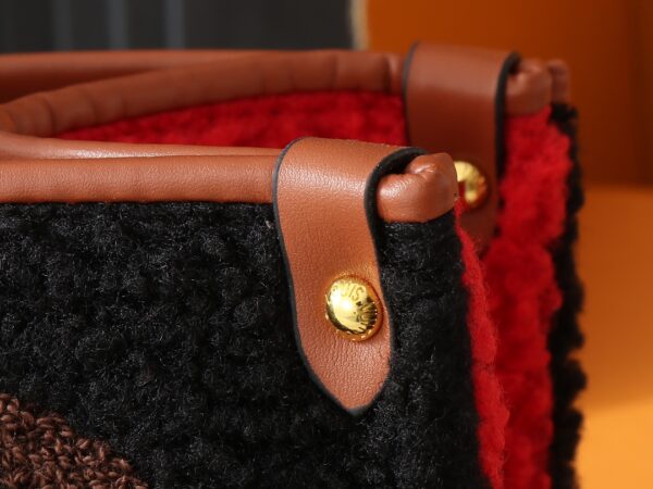 💰升级原版 M44571 M45039 M45321 本款Onthego 中号手袋将经典 Monogram 帆布与 Monogram Reverse 帆布分饰两侧，迥异风尚随心呈现。Toron 双手柄与肩带实现多种背携方式。尺寸：41.0 x 34.0 x 19.0 cm (长 x 高 x 宽)