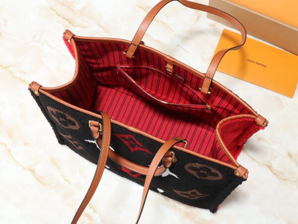 💰升级原版 M44571 M45039 M45321 本款Onthego 中号手袋将经典 Monogram 帆布与 Monogram Reverse 帆布分饰两侧，迥异风尚随心呈现。Toron 双手柄与肩带实现多种背携方式。尺寸：41.0 x 34.0 x 19.0 cm (长 x 高 x 宽)