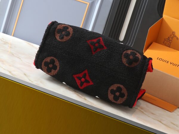 💰升级原版 M44571 M45039 M45321 本款Onthego 中号手袋将经典 Monogram 帆布与 Monogram Reverse 帆布分饰两侧，迥异风尚随心呈现。Toron 双手柄与肩带实现多种背携方式。尺寸：41.0 x 34.0 x 19.0 cm (长 x 高 x 宽)