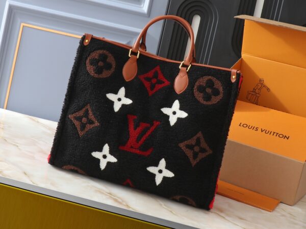 💰升级原版 M44571 M45039 M45321 本款Onthego 中号手袋将经典 Monogram 帆布与 Monogram Reverse 帆布分饰两侧，迥异风尚随心呈现。Toron 双手柄与肩带实现多种背携方式。尺寸：41.0 x 34.0 x 19.0 cm (长 x 高 x 宽)