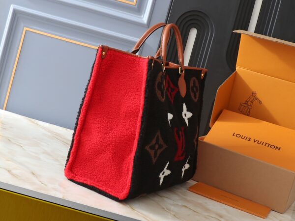 💰升级原版 M44571 M45039 M45321 本款Onthego 中号手袋将经典 Monogram 帆布与 Monogram Reverse 帆布分饰两侧，迥异风尚随心呈现。Toron 双手柄与肩带实现多种背携方式。尺寸：41.0 x 34.0 x 19.0 cm (长 x 高 x 宽)