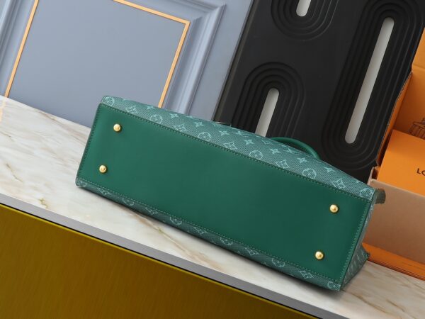 💰升级原版 M12683 本款 Sac Plat 24H 手袋选用明丽 Monogram Heritage 帆布，将原版 Damier 帆布的 Marque L.Vuitton Déposée 标识移植至此。LV 字母压纹加衬包饰呈现犬掌造型，长短手柄实现肩背和手提选择。尺寸:41.0 x 33.0 x 14.0 厘米 (长 x 高 x 宽)