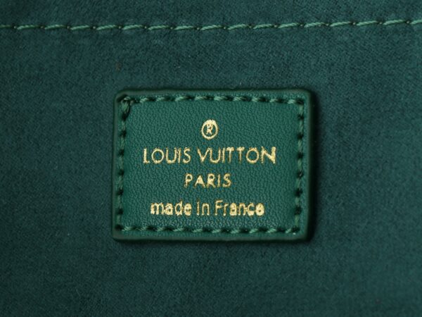 i1735318454_233_5.jpg 💰升级原版 M12683 本款 Sac Plat 24H 手袋选用明丽 Monogram Heritage 帆布,将原版 Damier 帆布的 Marque L.Vuitton Déposée 标识移植至此。LV 字母压纹加衬包饰呈现犬掌造型,长短手柄实现肩背和手提选择。尺寸:41.0 x 33.0 x 14.0 厘米 (长 x 高 x 宽)