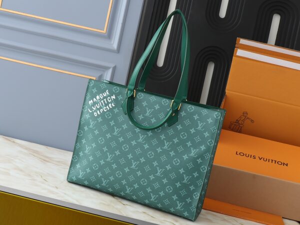 💰升级原版 M12683 本款 Sac Plat 24H 手袋选用明丽 Monogram Heritage 帆布，将原版 Damier 帆布的 Marque L.Vuitton Déposée 标识移植至此。LV 字母压纹加衬包饰呈现犬掌造型，长短手柄实现肩背和手提选择。尺寸:41.0 x 33.0 x 14.0 厘米 (长 x 高 x 宽)