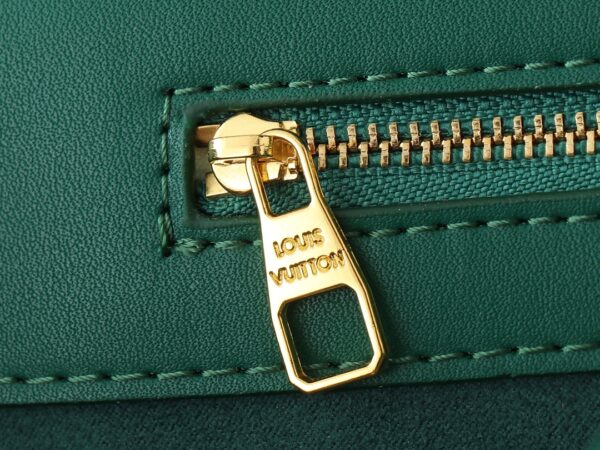 💰升级原版 M12683 本款 Sac Plat 24H 手袋选用明丽 Monogram Heritage 帆布，将原版 Damier 帆布的 Marque L.Vuitton Déposée 标识移植至此。LV 字母压纹加衬包饰呈现犬掌造型，长短手柄实现肩背和手提选择。尺寸:41.0 x 33.0 x 14.0 厘米 (长 x 高 x 宽)