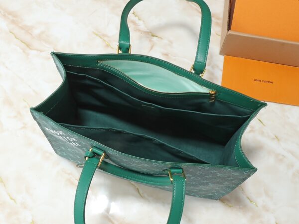 💰升级原版 M12683 本款 Sac Plat 24H 手袋选用明丽 Monogram Heritage 帆布，将原版 Damier 帆布的 Marque L.Vuitton Déposée 标识移植至此。LV 字母压纹加衬包饰呈现犬掌造型，长短手柄实现肩背和手提选择。尺寸:41.0 x 33.0 x 14.0 厘米 (长 x 高 x 宽)