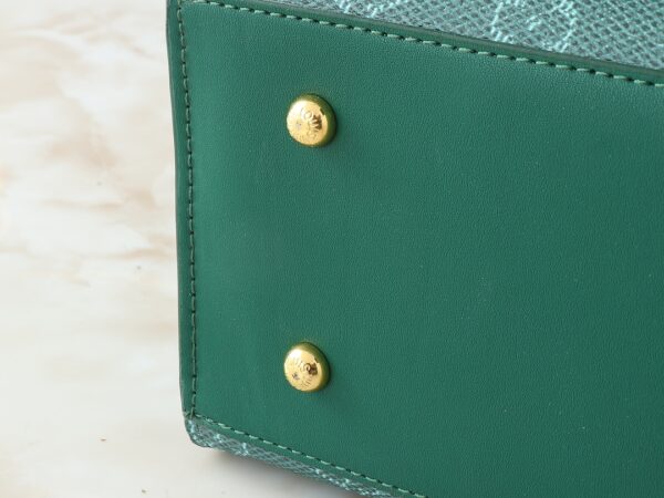 i1735318454_7483_4.jpg 💰升级原版 M12683 本款 Sac Plat 24H 手袋选用明丽 Monogram Heritage 帆布,将原版 Damier 帆布的 Marque L.Vuitton Déposée 标识移植至此。LV 字母压纹加衬包饰呈现犬掌造型,长短手柄实现肩背和手提选择。尺寸:41.0 x 33.0 x 14.0 厘米 (长 x 高 x 宽)