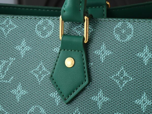 💰升级原版 M12683 本款 Sac Plat 24H 手袋选用明丽 Monogram Heritage 帆布，将原版 Damier 帆布的 Marque L.Vuitton Déposée 标识移植至此。LV 字母压纹加衬包饰呈现犬掌造型，长短手柄实现肩背和手提选择。尺寸:41.0 x 33.0 x 14.0 厘米 (长 x 高 x 宽)