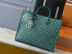 💰升级原版 M12683 本款 Sac Plat 24H 手袋选用明丽 Monogram Heritage 帆布，将原版 Damier 帆布的 Marque L.Vuitton Déposée 标识移植至此。LV 字母压纹加衬包饰呈现犬掌造型，长短手柄实现肩背和手提选择。尺寸:41.0 x 33.0 x 14.0 厘米 (长 x 高 x 宽)
