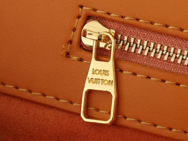 💰升级原版 M12683 本款 Sac Plat 24H 手袋选用明丽 Monogram Heritage 帆布，将原版 Damier 帆布的 Marque L.Vuitton Déposée 标识移植至此。LV 字母压纹加衬包饰呈现犬掌造型，长短手柄实现肩背和手提选择。尺寸:41.0 x 33.0 x 14.0 厘米 (长 x 高 x 宽)
