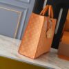 💰升级原版 M12683 本款 Sac Plat 24H 手袋选用明丽 Monogram Heritage 帆布，将原版 Damier 帆布的 Marque L.Vuitton Déposée 标识移植至此。LV 字母压纹加衬包饰呈现犬掌造型，长短手柄实现肩背和手提选择。尺寸:41.0 x 33.0 x 14.0 厘米 (长 x 高 x 宽)