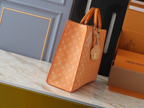 💰升级原版 M12683 本款 Sac Plat 24H 手袋选用明丽 Monogram Heritage 帆布，将原版 Damier 帆布的 Marque L.Vuitton Déposée 标识移植至此。LV 字母压纹加衬包饰呈现犬掌造型，长短手柄实现肩背和手提选择。尺寸:41.0 x 33.0 x 14.0 厘米 (长 x 高 x 宽)