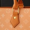 💰升级原版 M12683 本款 Sac Plat 24H 手袋选用明丽 Monogram Heritage 帆布，将原版 Damier 帆布的 Marque L.Vuitton Déposée 标识移植至此。LV 字母压纹加衬包饰呈现犬掌造型，长短手柄实现肩背和手提选择。尺寸:41.0 x 33.0 x 14.0 厘米 (长 x 高 x 宽)
