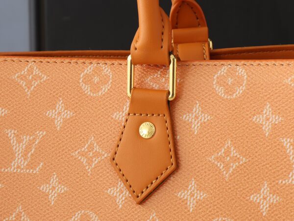 💰升级原版 M12683 本款 Sac Plat 24H 手袋选用明丽 Monogram Heritage 帆布，将原版 Damier 帆布的 Marque L.Vuitton Déposée 标识移植至此。LV 字母压纹加衬包饰呈现犬掌造型，长短手柄实现肩背和手提选择。尺寸:41.0 x 33.0 x 14.0 厘米 (长 x 高 x 宽)