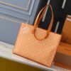 💰升级原版 M12683 本款 Sac Plat 24H 手袋选用明丽 Monogram Heritage 帆布，将原版 Damier 帆布的 Marque L.Vuitton Déposée 标识移植至此。LV 字母压纹加衬包饰呈现犬掌造型，长短手柄实现肩背和手提选择。尺寸:41.0 x 33.0 x 14.0 厘米 (长 x 高 x 宽)