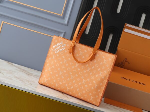 💰升级原版 M12683 本款 Sac Plat 24H 手袋选用明丽 Monogram Heritage 帆布，将原版 Damier 帆布的 Marque L.Vuitton Déposée 标识移植至此。LV 字母压纹加衬包饰呈现犬掌造型，长短手柄实现肩背和手提选择。尺寸:41.0 x 33.0 x 14.0 厘米 (长 x 高 x 宽)
