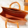 💰升级原版 M12683 本款 Sac Plat 24H 手袋选用明丽 Monogram Heritage 帆布，将原版 Damier 帆布的 Marque L.Vuitton Déposée 标识移植至此。LV 字母压纹加衬包饰呈现犬掌造型，长短手柄实现肩背和手提选择。尺寸:41.0 x 33.0 x 14.0 厘米 (长 x 高 x 宽)